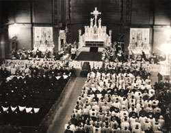 Worshippers pray at SS. Peter and Paul Cathedral in Indianapolis during the funeral Mass of Bishop Joseph Chartrand, who died on Dec. 8, 1933. Bishop Chartrand led the Diocese of Indianapolis for 15 years. (Archive photo)