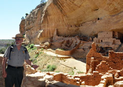 A National Park Service ranger explains how the early Pueblo Indians built homes among the treacherous cliffs, and lived there from about 1200 to 1300 then packed their belongings and migrated to unknown destinations. (Photo by Mary Ann Wyand)