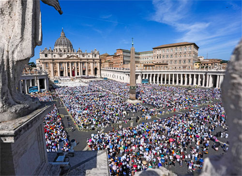 More than 80,000 people gather in St. Peter’s Square at the Vatican for the canonization Mass for Sts. Pier Giorgio Frassati and Carlo Acutis celebrated by Pope Leo XIV Sept. 7, 2025. (CNS photo/Lola Gomez)
