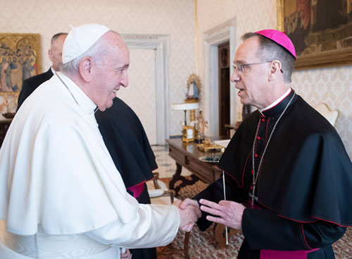 El papa Francisco saluda al arzobispo Charles C. Thompson de Indianápolis durante una reunión con obispos estadounidenses de Illinois, Indiana y Wisconsin que realizan sus visitas ad limina al Vaticano el 12 de diciembre de 2019. Los obispos realizaban sus visitas ad limina al Vaticano para informar al papa y a las autoridades vaticanas sobre la situación de sus diócesis.